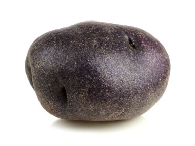 Beyaz arka planda izole edilmiş tek küçük mor patates.