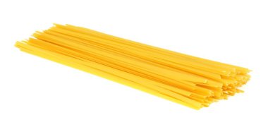 Beyaz arka planda izole edilmiş pişmemiş kuru fettucine makarna yığını