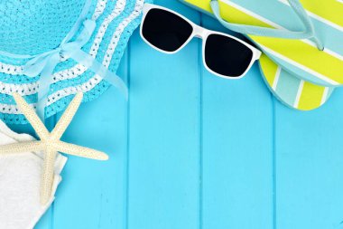 Mavi ahşap arka planda plaj eşyalarının yaz köşesi.