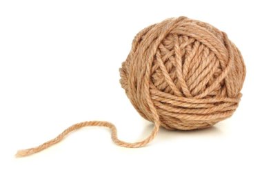 Beyazlar üzerinde izole edilmiş bej renkli iplik yumağı.