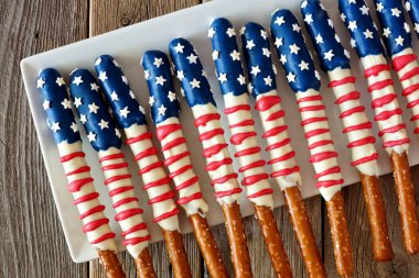 4 Temmuz Amerikan bayrağı temalı çubuk çubuklar beyaz tabakta