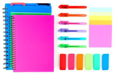 Beyaz arka planda renkli okul malzemeleri. Görünümün üstünde.