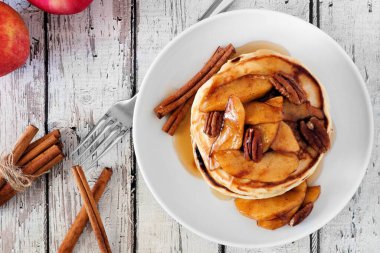 Akçaağaç şurubuyla kaplı fırınlanmış elmalar, fındıklar ve tarçınlı gözleme yığını.