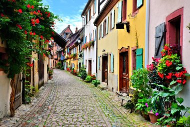 Eguisheim, Alsace, Fransa 'daki Picturesque Caddesi.