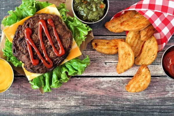 Picknickscene Met Gebarbecuede Hamburger Aardappelpartjes Donker Rustiek Hout — Stockfoto