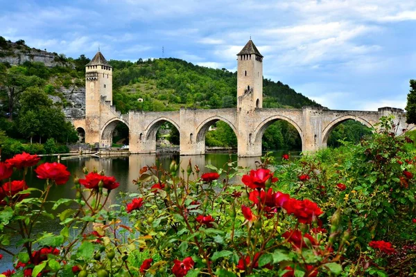 Średniowieczny Kamienny Most Cahors Francja Czerwonymi Różami — Zdjęcie stockowe