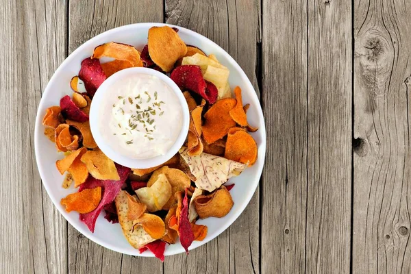 Teller Mit Gemischten Gesunden Gemüsechips Mit Dip Overhead Blick Auf — Stockfoto