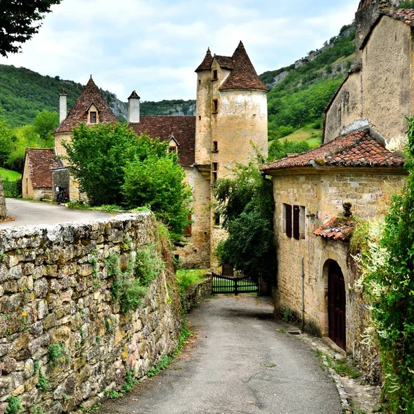 穿过法国奥图瓦村的漂亮小路 — 图库照片