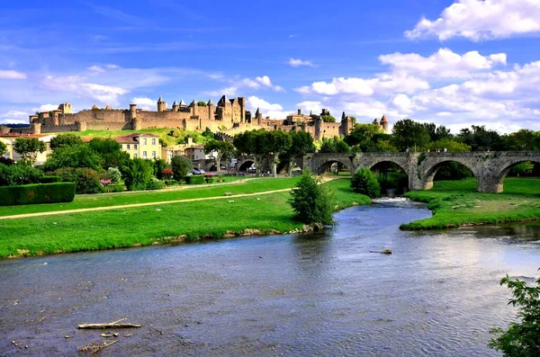 Widok Średniowieczne Murowane Miasto Carcassonne Francja Nadrzecznego Parku Historycznym Mostem — Zdjęcie stockowe