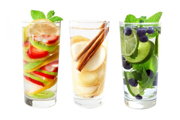 Háromféle Gyümölcs Méregtelenítő Víz Fehér Alapon Izolált Poharakban — Stock Fotó