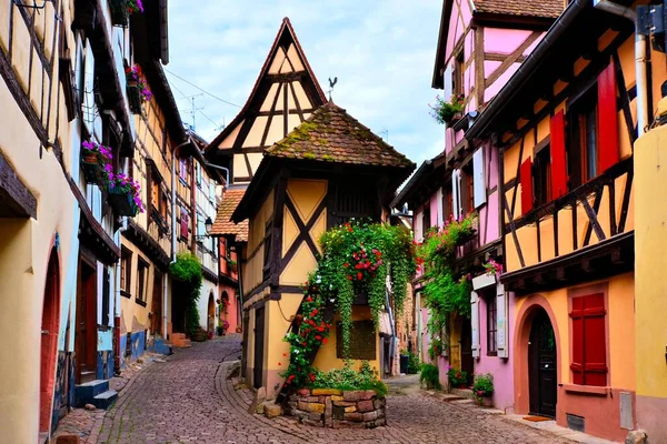 Kolorowe Drewniane Domy Alzackiego Miasta Eguisheim Francja — Zdjęcie stockowe
