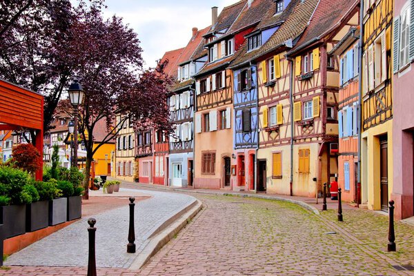 Причудливые красочные дома эльзасского города Кольмар, Франция

