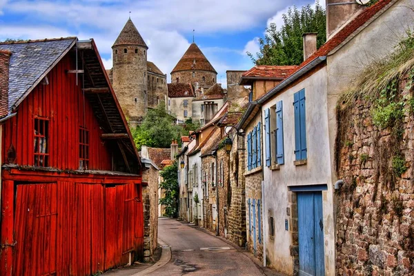 法国勃艮第Semur Auxois村有中世纪塔楼的古老风景如画的小巷 — 图库照片
