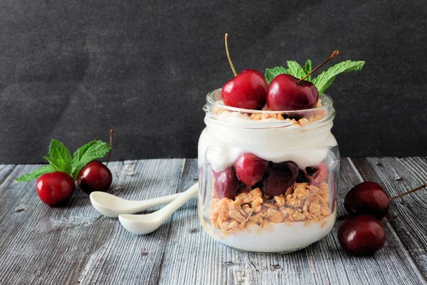 Delicioso Parfait Cereja Frasco Pedreiro Cena Fundo Rústico Escuro — Fotografia de Stock