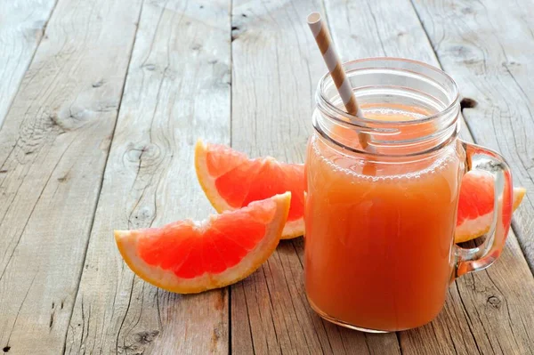 Tarro Mason Vaso Zumo Pomelo Con Rodajas Fruta Pajitas Sobre —  Fotos de Stock