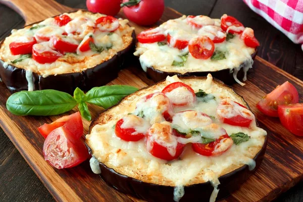 Mini Pizze Melanzane Sane Con Mozzarella Fusa Pomodori Basilico Vicino — Foto Stock