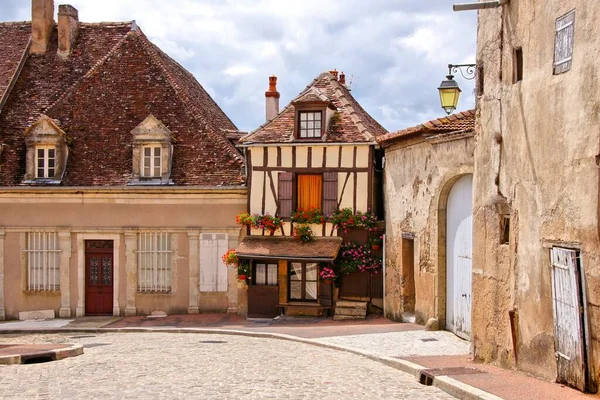 Quaint Street Een Stad Bourgondië Frankrijk Met Klein Vakwerkhuis — Stockfoto