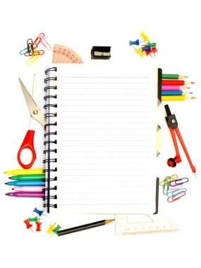 Boş bir defter, beyaz bir arkaplan üzerine izole edilmiş renkli okul malzemeleri çerçevesiyle açıldı.