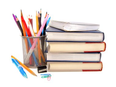 Okul malzemeleri beyaz bir arka planda izole kitap yığını