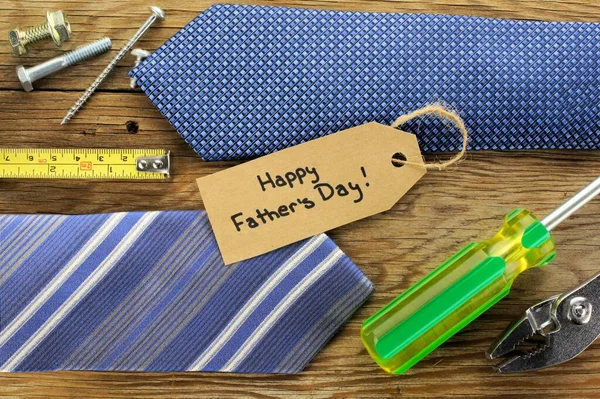 Happy Father Day Tag Δέσιμο Και Εργαλεία Ξύλινο Φόντο — Φωτογραφία Αρχείου