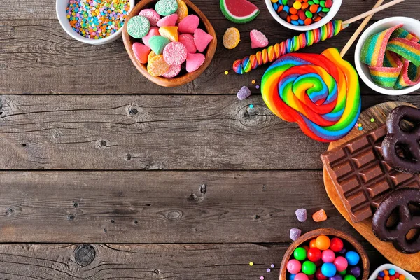 色彩艳丽的甜糖果自助餐边角 在乡村木料背景上俯瞰着桌面上的场景 复制空间 — 图库照片