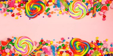 Renkli, çeşitli şekerler. Pembe afiş arkaplanlı çift kenarlık.