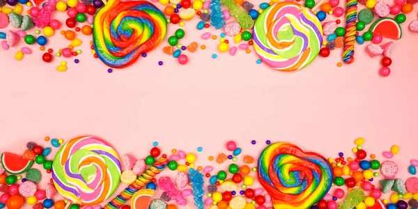 色彩斑斓的糖果 具有粉色横幅背景的头顶视图双边框 — 图库照片
