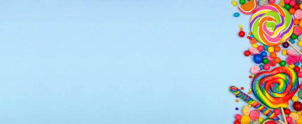 Πολύχρωμες Καραμέλες Πλευρικό Πλαίσιο Προβολής Πάνω Από Ένα Μπλε Φόντο — Φωτογραφία Αρχείου