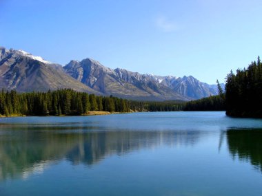 Dağ yansımaları İki Jack Gölü, Banff, Kanada