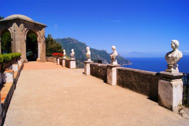 Amalfi Sahili üzerinde Sonsuzluk Terası Heykelleri, Ravello, İtalya