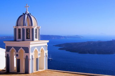 Geleneksel kilise kulesiyle Santorini Caldera manzarası, Yunanistan