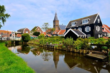 Hollandalı balıkçı köyü Marken 'de kanal ve yansımalarla
