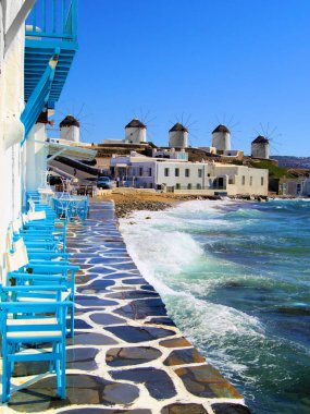 Yunanistan 'ın Mykonos kentinin ünlü yel değirmenlerinin manzarası