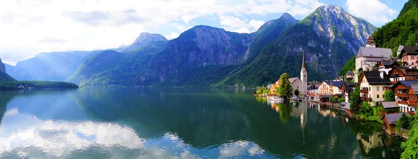 奥地利阿尔卑斯山后哈尔斯塔特村著名的湖边景观 — 图库照片