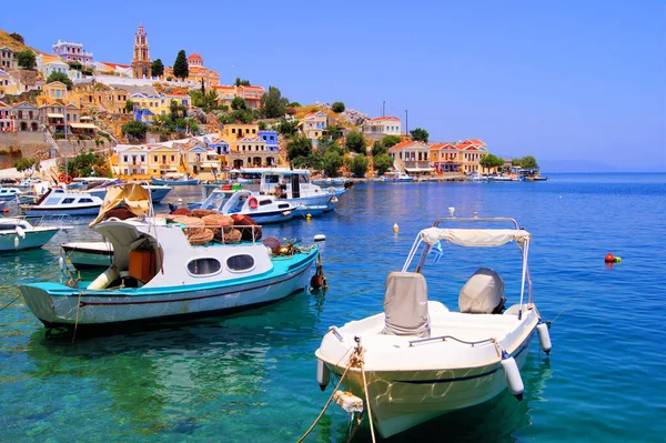 希腊西米美丽的船坞 — 图库照片