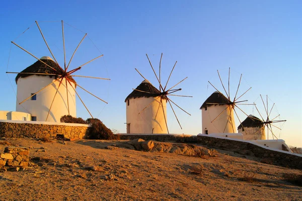 Tradiční Řecké Větrné Mlýny Při Západu Slunce Mykonos Řecko — Stock fotografie