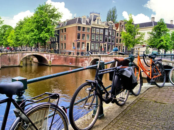 Amsterdam Canal Scene Bicycles Bridges Netherlands — Stock fotografie