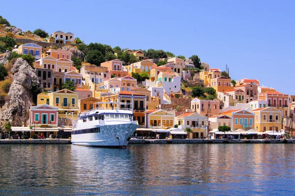 希腊西米港口两旁五颜六色的房子 — 图库照片