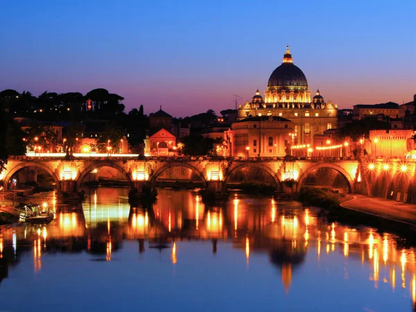 ローマのティバー川を挟んでバチカンの夜景 イタリア ストック写真