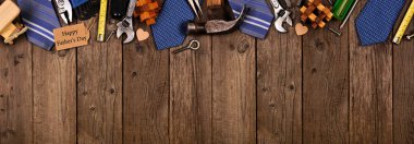 Hediyeler, kravatlar ve ahşap kaplamalı aletlerle dolu Babalar Günün kutlu olsun etiketi. Kopyalama alanı ile görünümün üstünde.