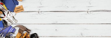 Mutlu Babalar Günü hediye etiketi kravatlar, hediyeler ve beyaz ahşap pankartlarla süslenmiş aletler. Kopyalama alanı ile genel görünüm.