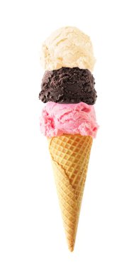 Beyaz arka planda izole edilmiş üç top dondurma külahı. Çilek, çikolata ve vanilya aromalı waffle külahında.