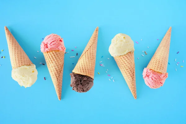 Cono Helado Plano Yacía Sobre Fondo Azul Vainilla Blanca Fresa —  Fotos de Stock