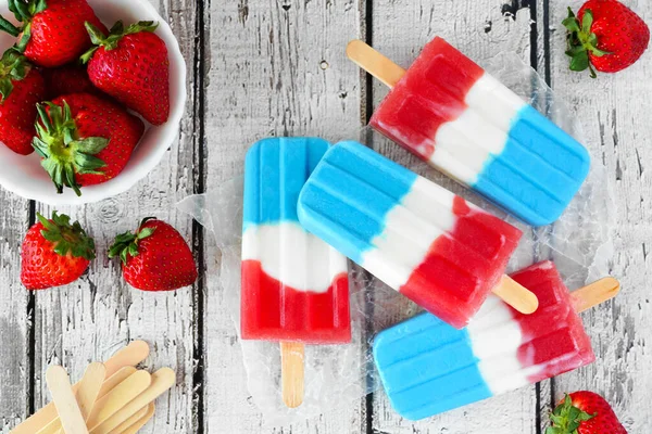 Paletas Frutas Rojas Blancas Azules Verano Escena Sobre Mesa Vista — Foto de Stock