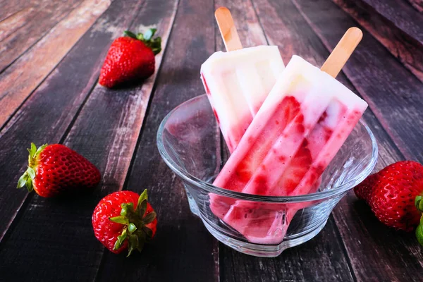 Hausgemachtes Erdbeer Vanille Joghurt Eis Seitenansicht Schale Vor Dunklem Holzhintergrund — Stockfoto
