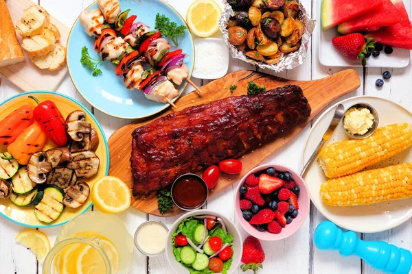 Nyári Grill Vagy Piknik Étel Koncepció Grillezett Húsok Zöldségek Gyümölcsök — Stock Fotó