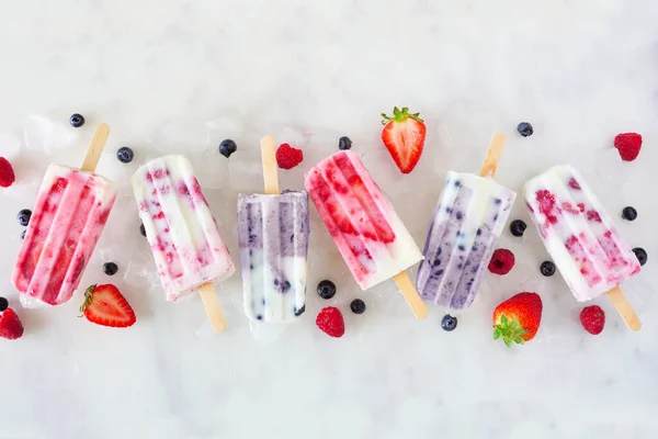 Grupp Diverse Bär Frukt Yoghurt Pop Ovanifrån Rad Vit Marmor — Stockfoto