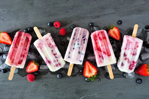 Gruppe Von Verschiedenen Beerenfrüchten Joghurt Eis Stiel Draufsicht Einer Reihe — Stockfoto