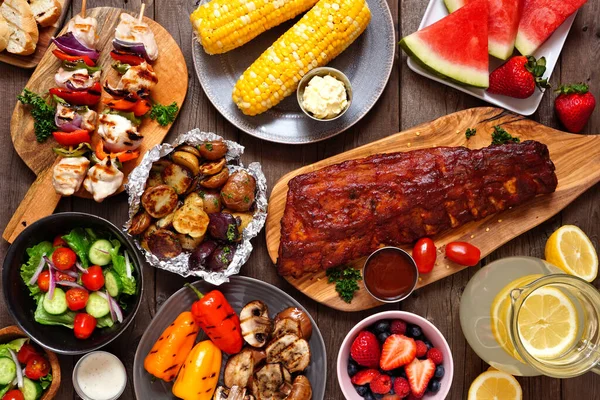 Nyári Grill Vagy Piknik Étel Koncepció Grillezett Húsok Zöldségek Gyümölcsök — Stock Fotó