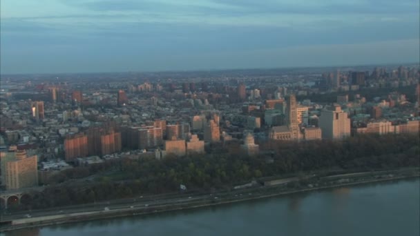 ニューヨーク川に沿って空中 — ストック動画
